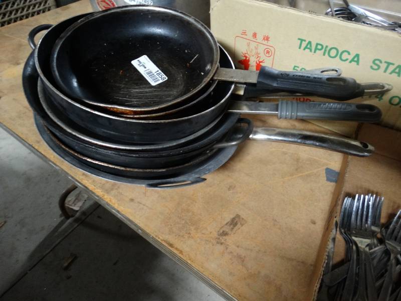 lot 1858 image: 6 various size skillets