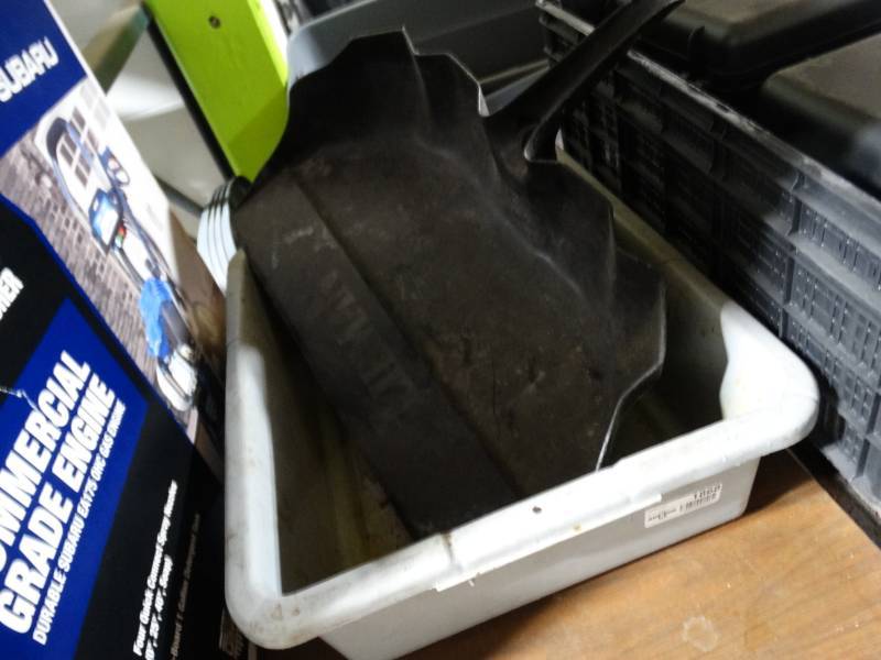 lot 1868 image: Bus tub & huge dust pan
