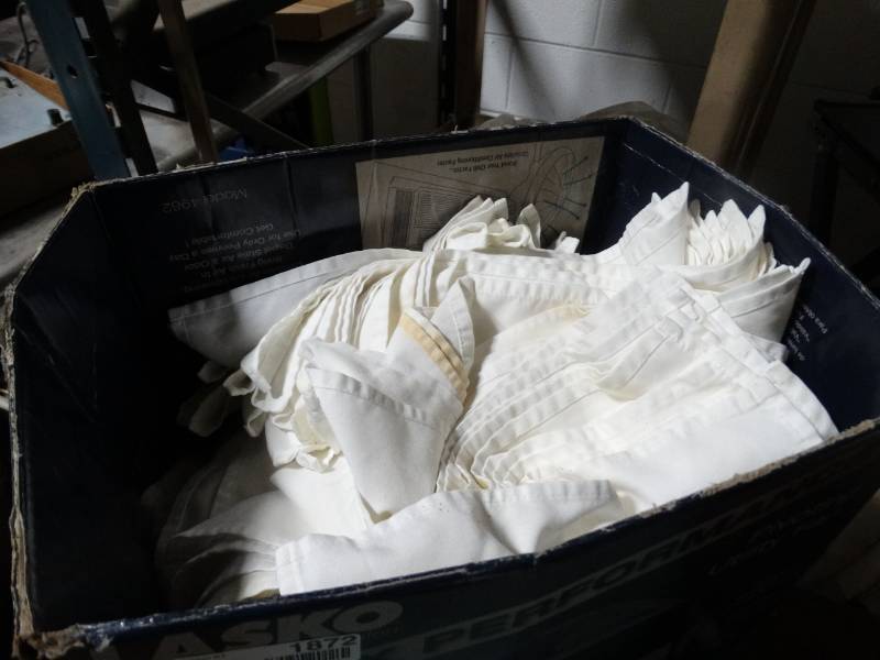 lot 1872 image: Box of cloth silverware wraps napkins