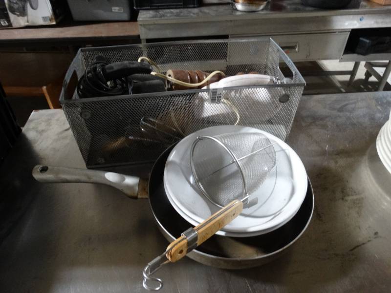 lot 1880 image: Lot of various kitchenware