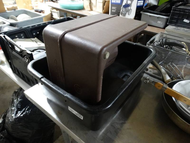 lot 1881 image: Bus tub & booster seat