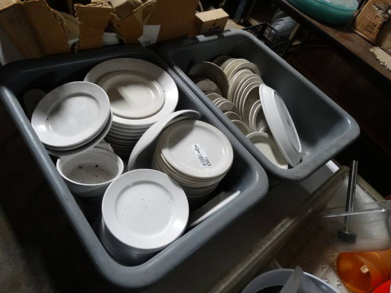 lot 1883 image: 2 bus tubs of china plates & saucers