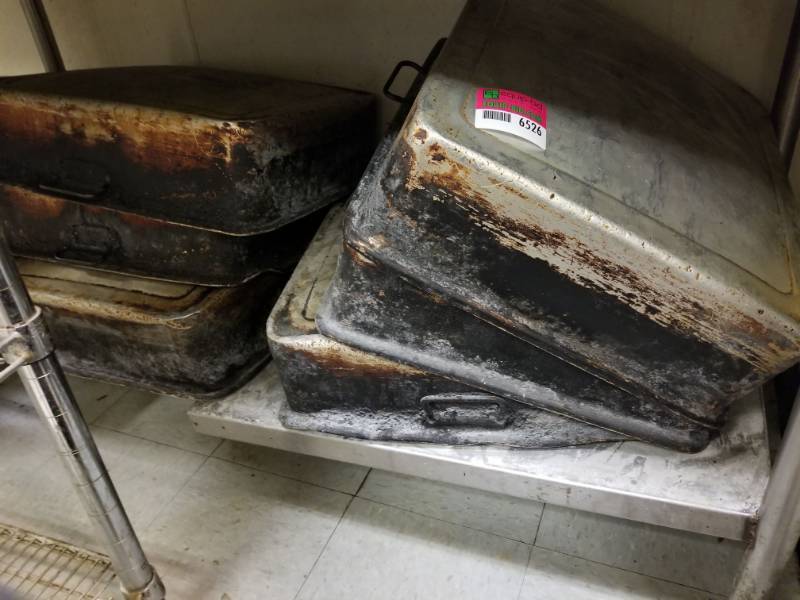 lot 6526 image: 6 Metal Baking Pans
