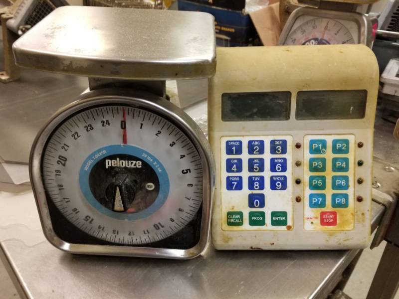 lot 6529 image: 2 Food Scales