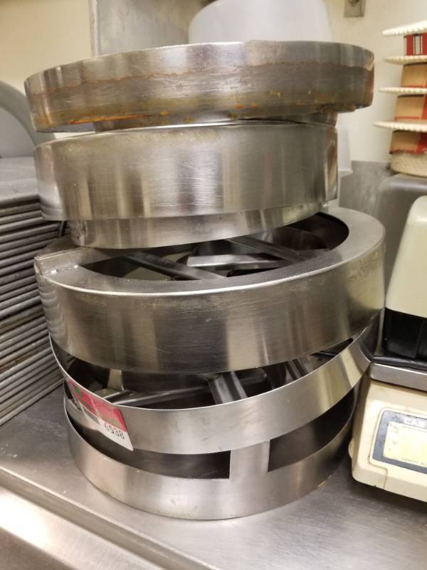 lot 6538 image: Various Size Pizza Cutters