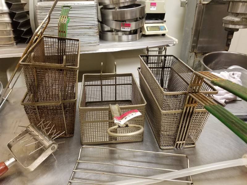 lot 6542 image: 5 Fryer Baskets