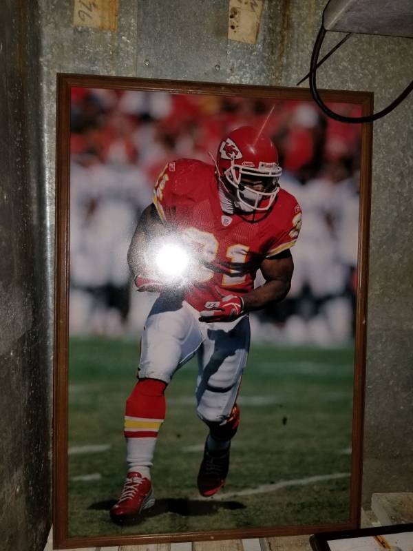 lot 6575 image: Kansas City Chiefs Priest Holmes Football Picture