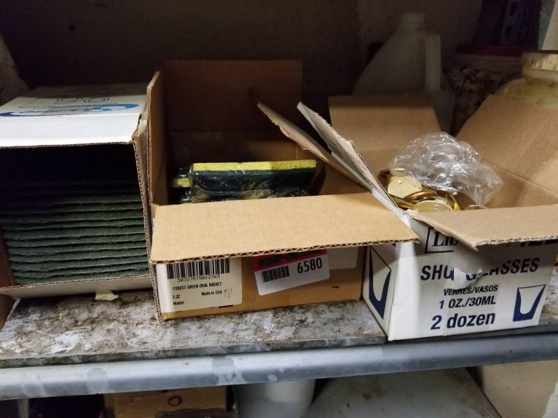 lot 6580 image: Brillo Pads and Coat Hooks
