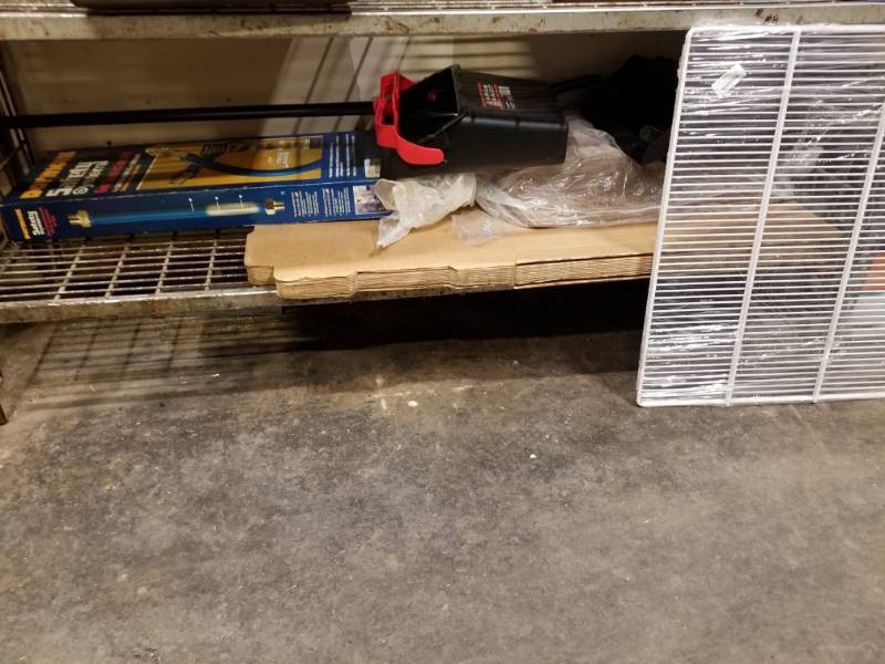 lot 6590 image: 2 Dust Pans, Gas Connection Kit, Metal White Shelf and Pizza Boxes