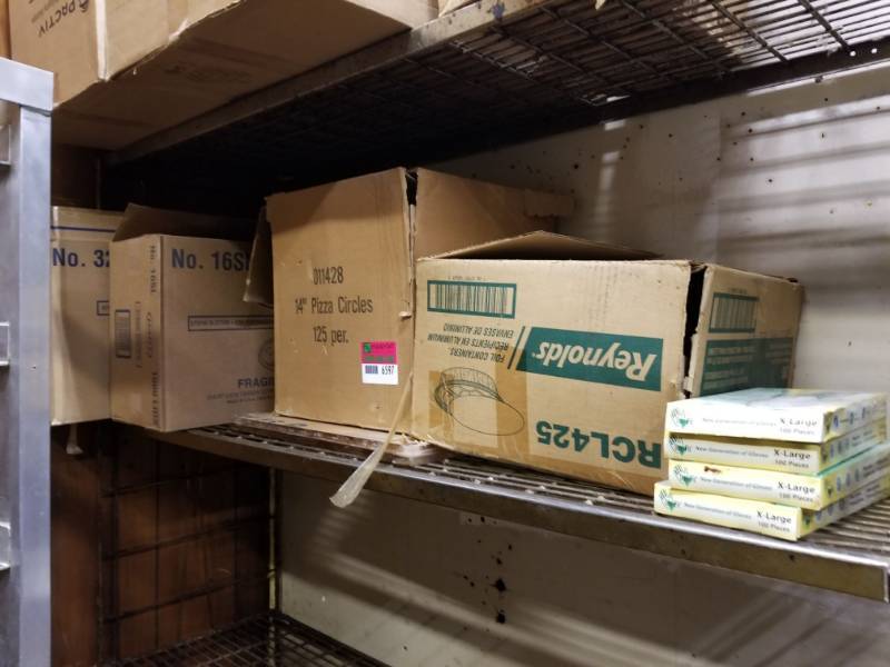lot 6597 image: XL Gloves, Foil Containers, Cup Lids, 14in Pizza Circles