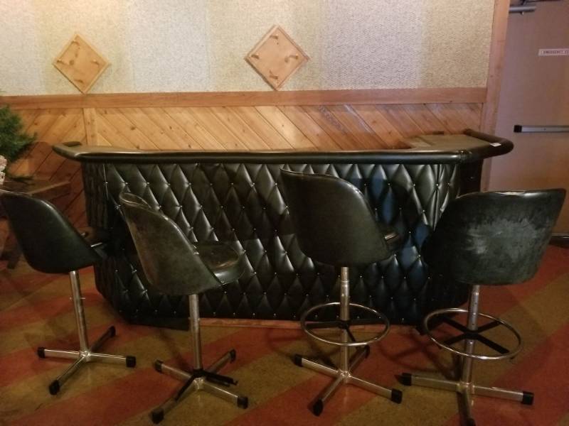 lot 6627 image: Black Padded Bar With 4 Stools