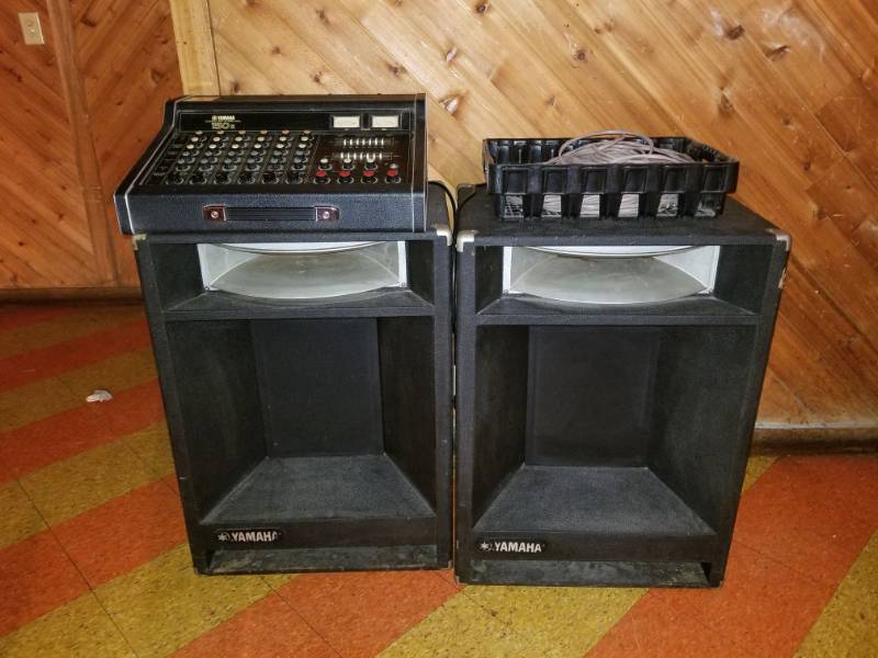 lot 6639 image: Yamaha Mixer 150 and 2 Speakers