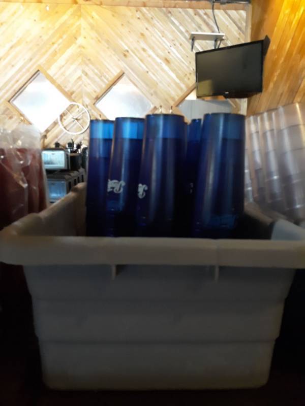 lot 8311 image: (52) 24 oz Plastic Pepsi Tumblers with Bucket