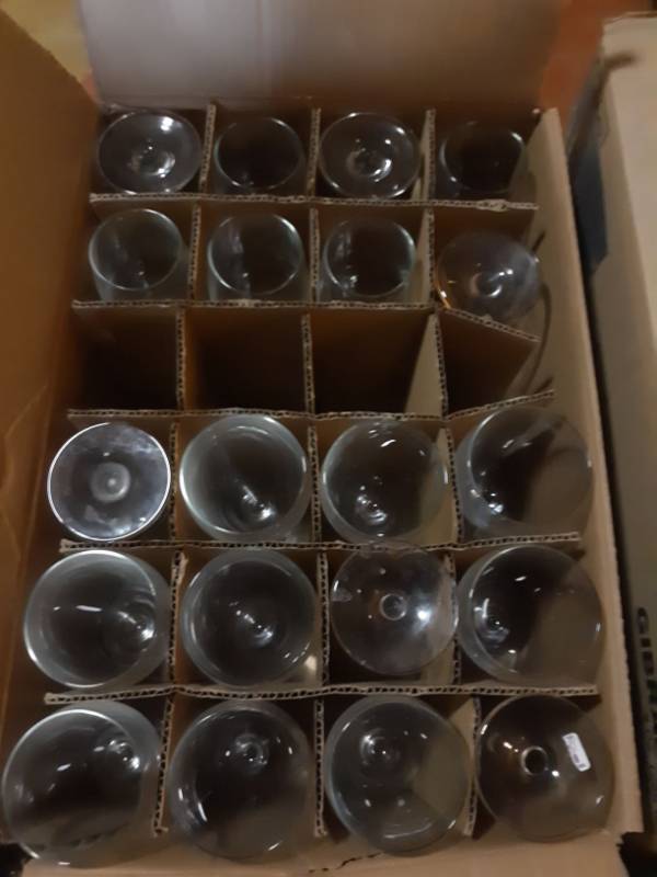 lot 8315 image: (12) 10 oz Clear Wine Glasses (8) 8 12 oz Clear Wine Glasses