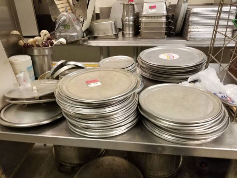 lot 8352 image: (21) 12in Pizza Pans