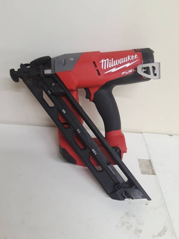 lot 2788 image: Milwaukee Reconditioned M18 FUEL 18-Volt Lithium-Ion Brushless Cordless 15-Gauge Angled Finish Nailer (Tool Only)