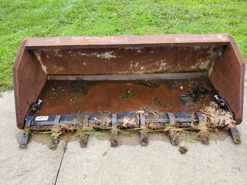 lot 5002 image: Bobcat Bucket with Bucket Bite Tooth Bar #6905315