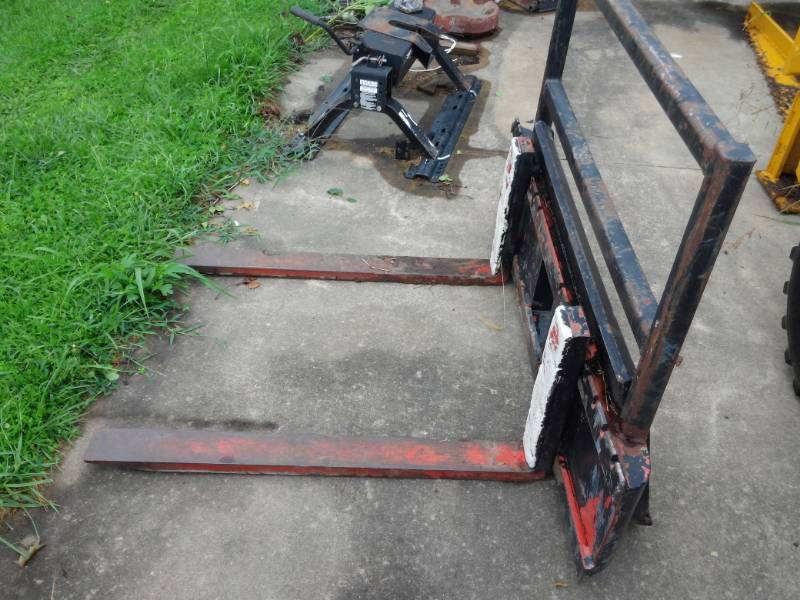 lot 5500 image: Bobcat Fork Lift Forks Attachment