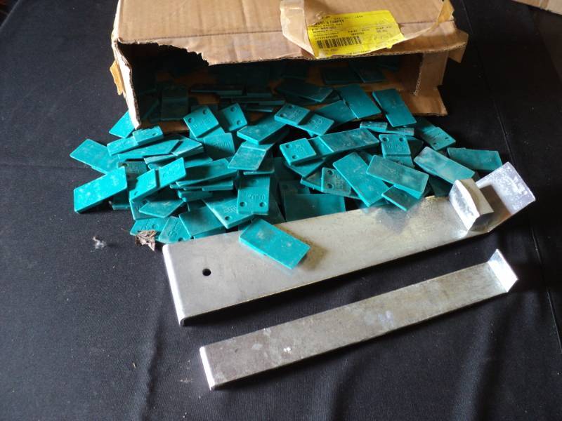 lot 9931 image: Mixed lot Pergo pry bar and plastic spacers for wood flooring