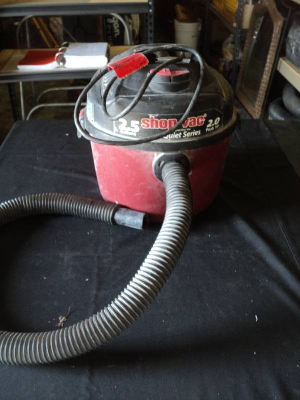 lot 9934 image: 2.5 Gallon shop vac wetdry vacuum, 2.0 peak HP, used, powers on