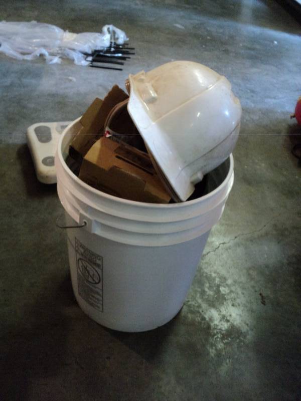 lot 9948 image: 18 lbs hardware in a 5 gallon bucket