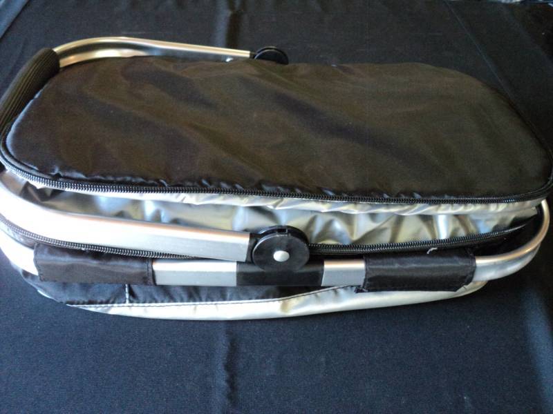 lot 9954 image: Cooler bag with removable aluminum handle 10 x 16 x 8