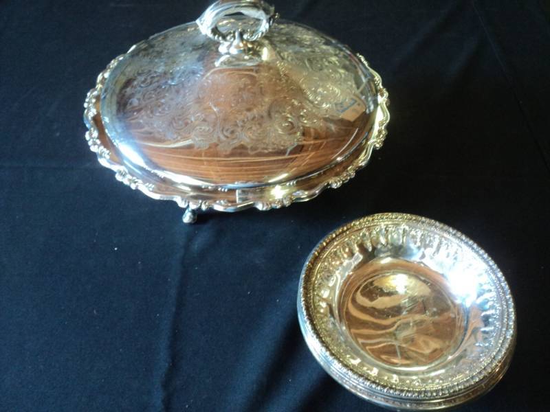 lot 9958 image: Mixed lot Oneida Silver plaste tureen with glass pyrex bowl, (4) Reed & Barton Silver plate bowls