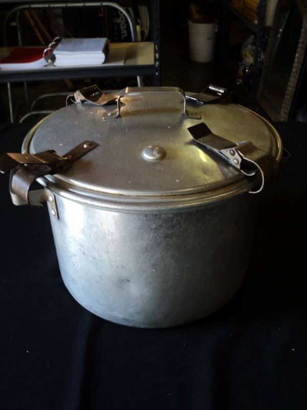lot 9959 image: American The Waterless Cooker pot, 7 quart
