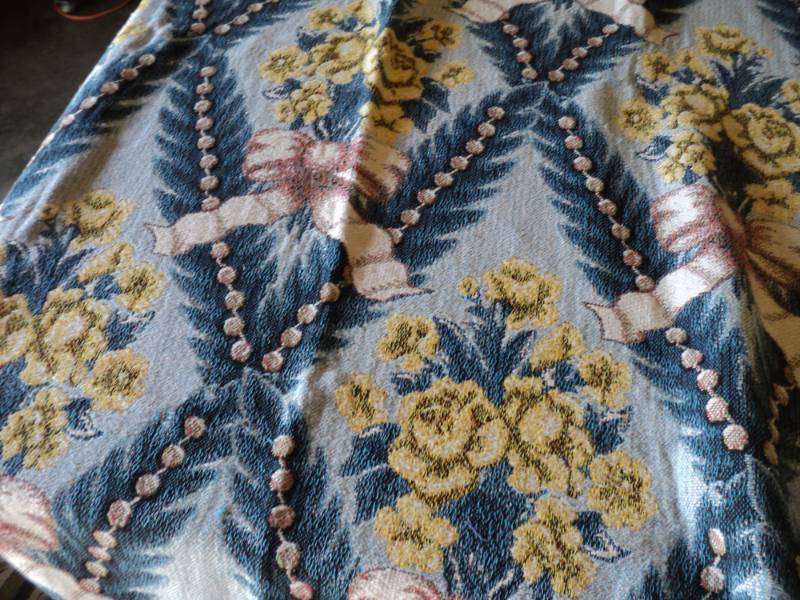 lot 9965 image: Goodwin Weavers 100% Cotton Jaquard style throw, bouquet pattern