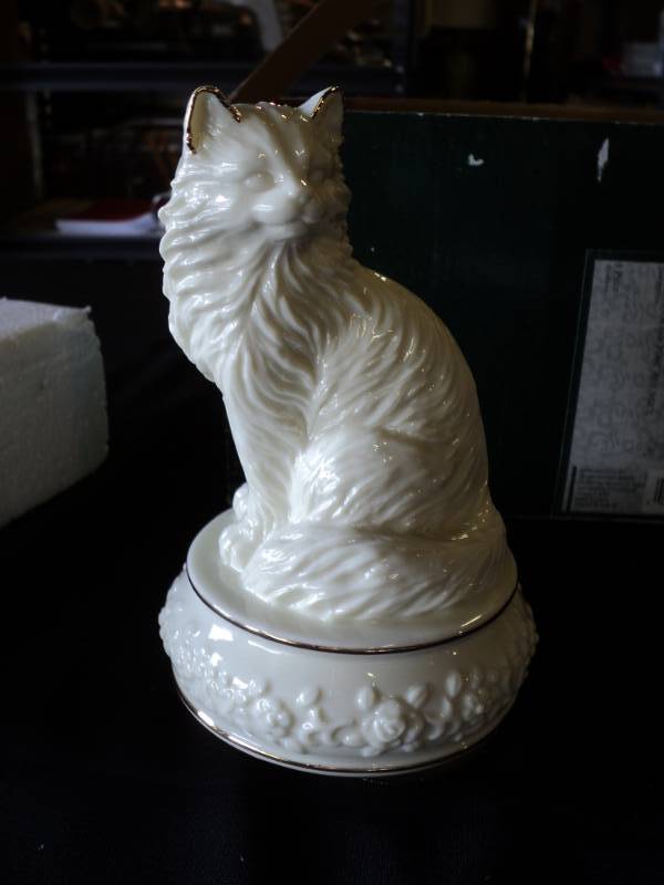 lot 9982 image: Otagiri Long Hair Cat Pocelain Revolving musical