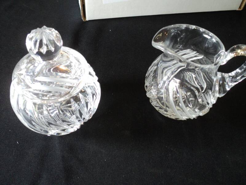 lot 9987 image: Set glass creamer and sugar bowl