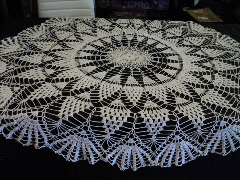 lot 9995 image: Crochet table cloth, Ivory approx. 48 diameter