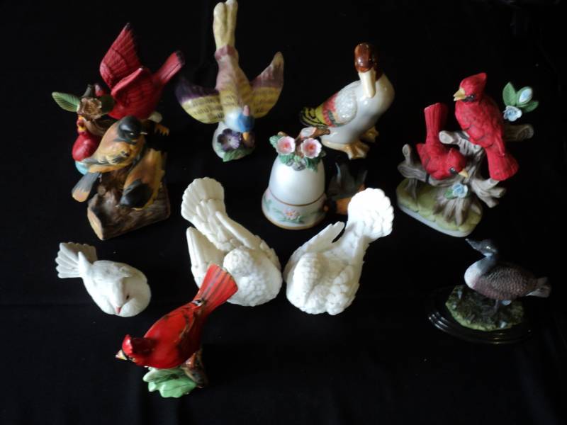 lot 9999 image: Mixed lot of ceramic bird figurines, assorted sizes and styles