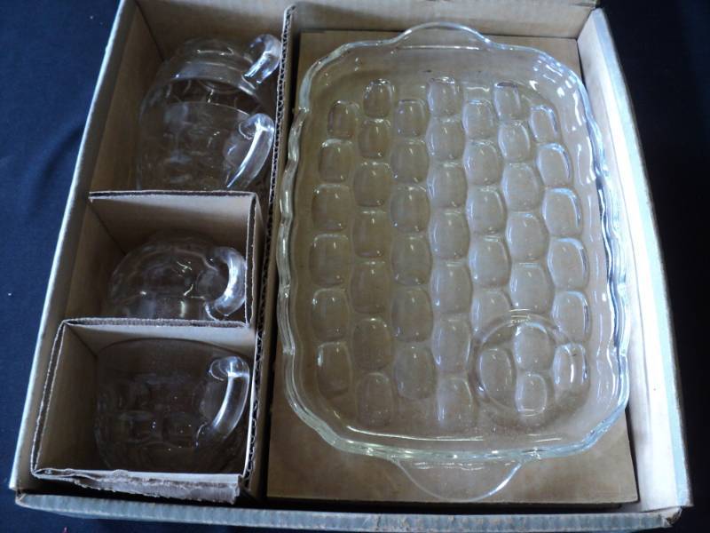 lot 10016 image: YorkTown Snack Set, (4) cups, (4) plates