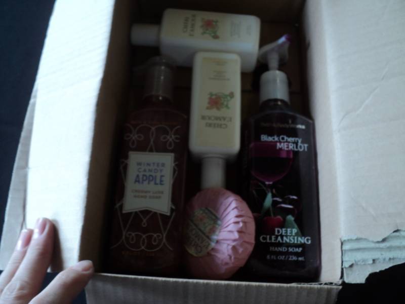 lot 10017 image: Mixed lot handsoap and lotion, mixed brands, fragrance