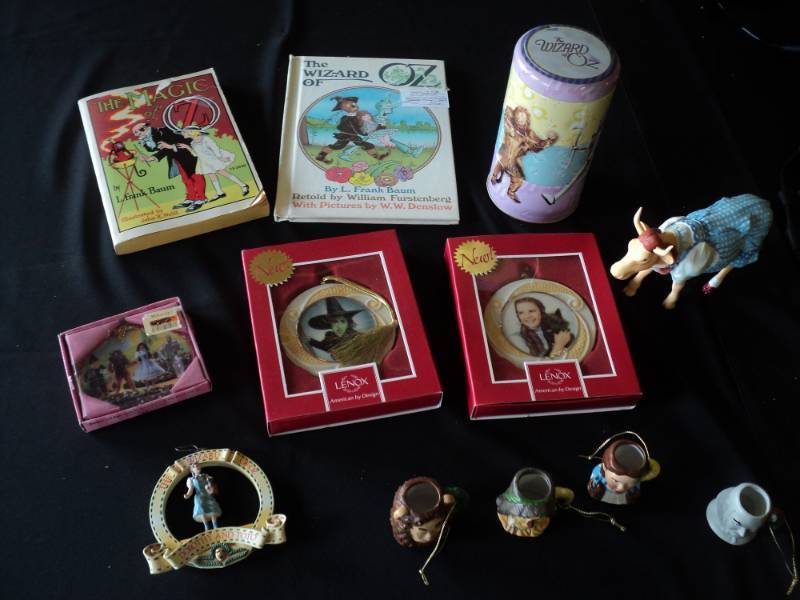 lot 10033 image: Mixed lot Wizard of Oz Memorabilia, ornaments, books, tin -(12) pieces