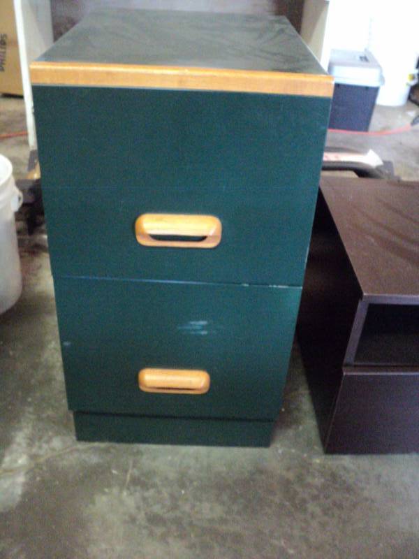 lot 10035 image: Green Metal 2 drawer filing cabinet, 19 x 14 x 27 tall
