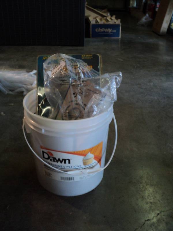 lot 10048 image: 26 lbs hardware in a 5 gallon bucket