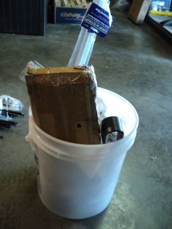 lot 10050 image: 27 lbs hardware in a 5 gallon bucket