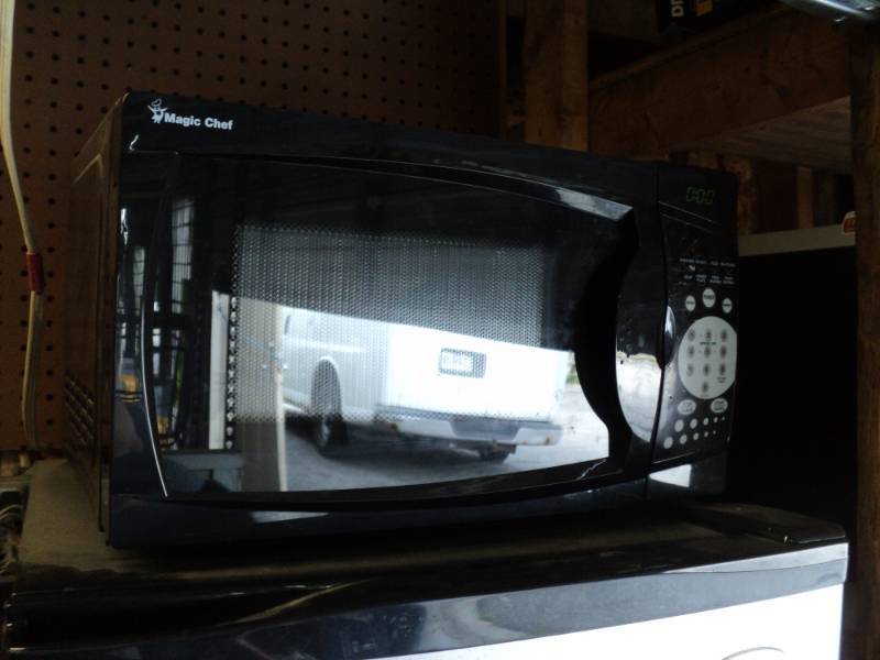 lot 10077 image: Magic Chef Microwave, 120 V, used- works