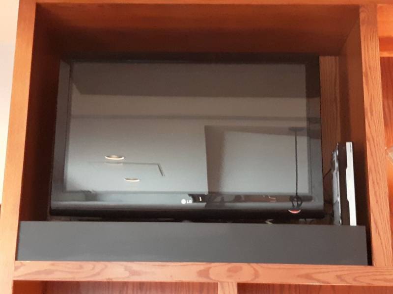 lot 6703 image: LG 47 Inch Tv