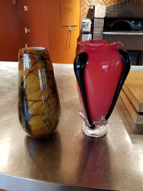 lot 6762 image: 2 Glass Vases