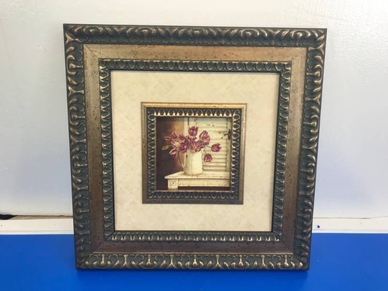 lot 3058 image: KIRKLANDS PICTURE FRAME 23X23