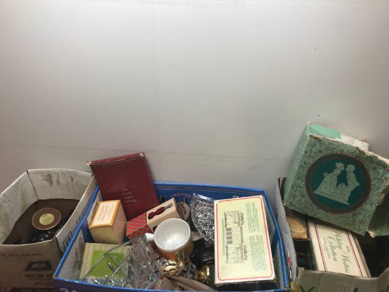 lot 3010 image: LOT OF VINTAGE AVON ITEMS