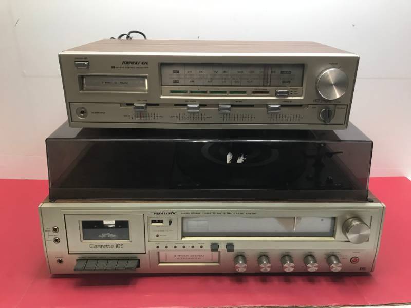 lot 3054 image: LOT OF VINTAGE ELECTRONICS