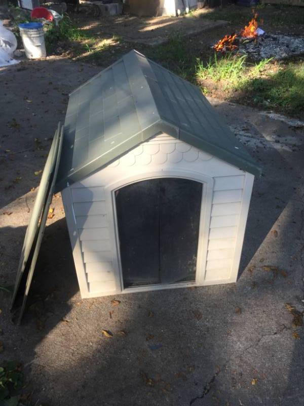 lot 1007 image: DOG HOUSE