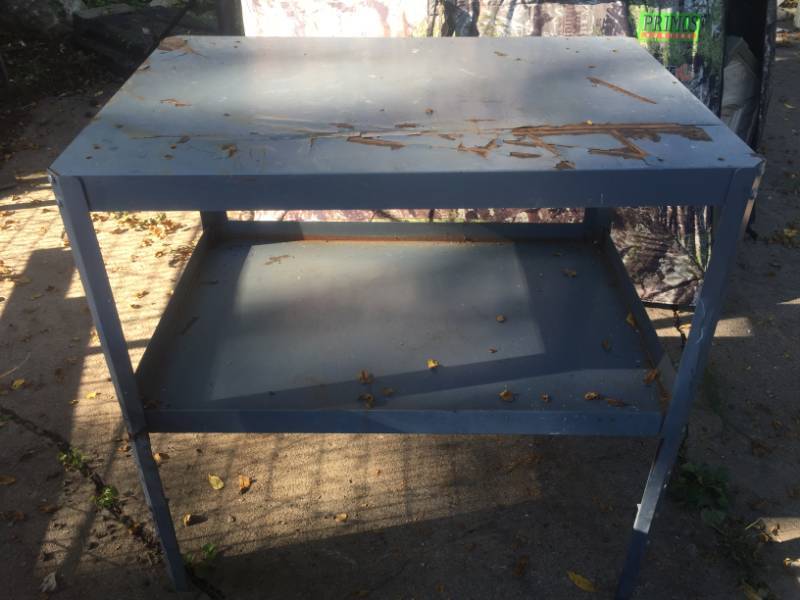 lot 1008 image: METAL WORK BENCH