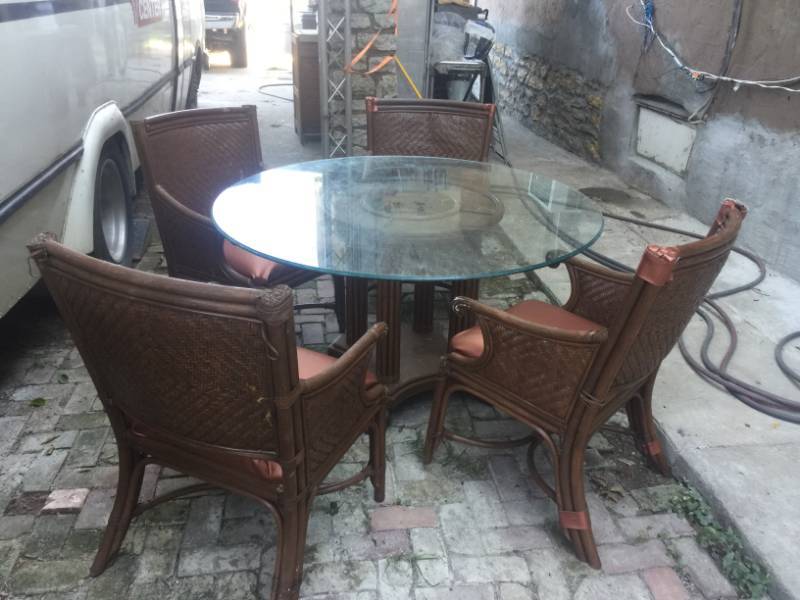 lot 1010 image: OUTDOOR TABLE AND CHAIRS