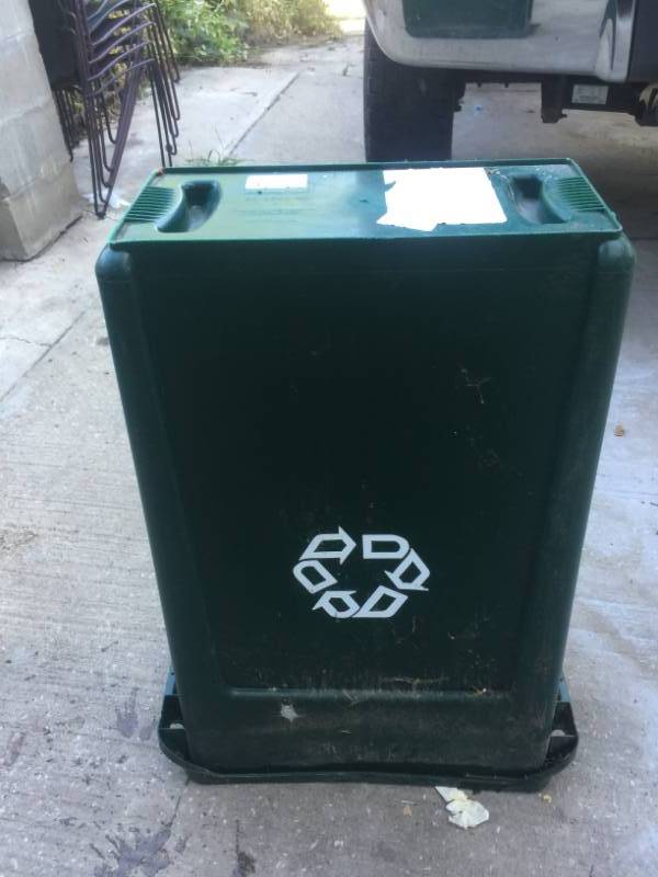 lot 1020 image: RECYCLE PLASTIC TRASH BIN