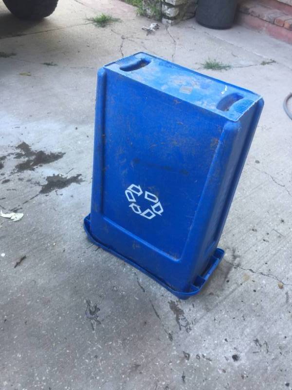 lot 1021 image: RECYCLE PLASTIC TRASH BIN